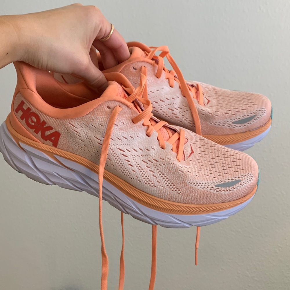 HOKA CLIFTON 8 RUNNING SHOES SIZE 8 Cantaloupe *like new
